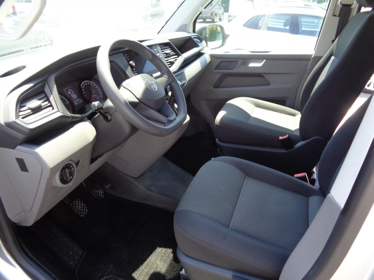 Transporter Kombi T6.1 2.0 TDI (Navi, PDC, GRA, 8-Sitzer)