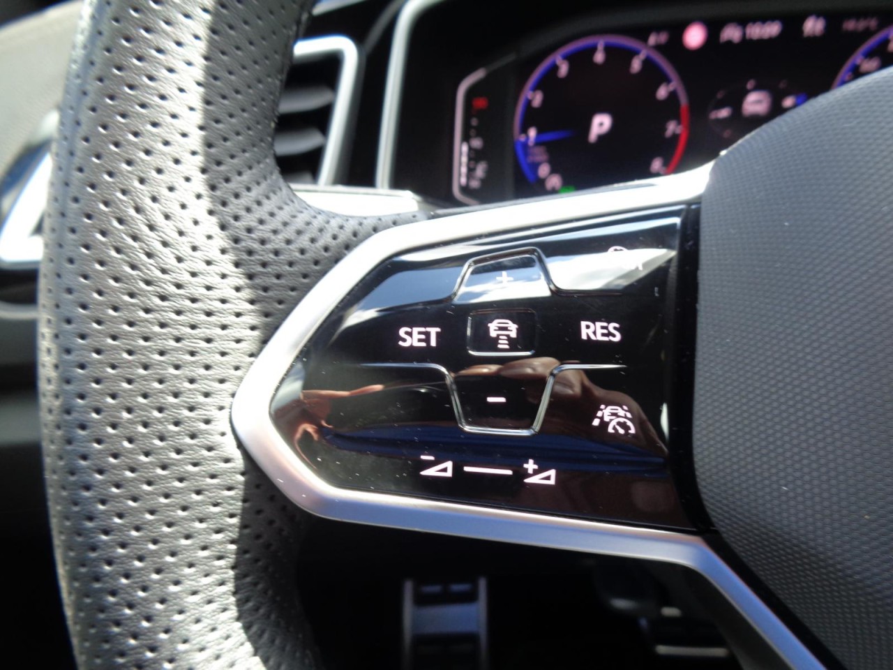 T-Roc 1.5 TSI DSG R-Line (Navi, AHK, ACC, LED)