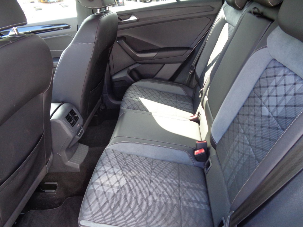 T-Roc 1.5 TSI DSG R-Line (Navi, AHK, ACC, LED)