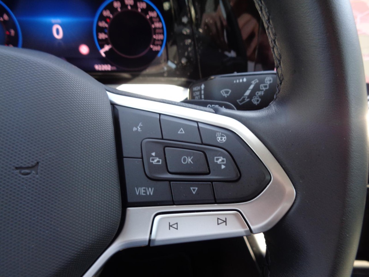 Golf VIII Variant 1.5 eTSI DSG Move (Navi, LED, ACC, PDC)