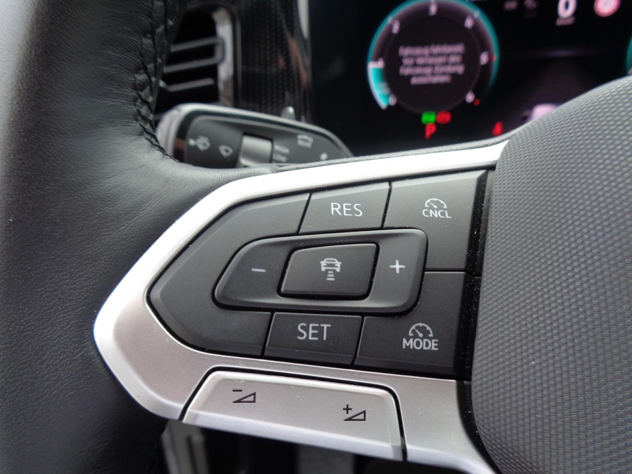 Tiguan 2,0 TDI DSG Life (Navi+LED+AHK+RearView)