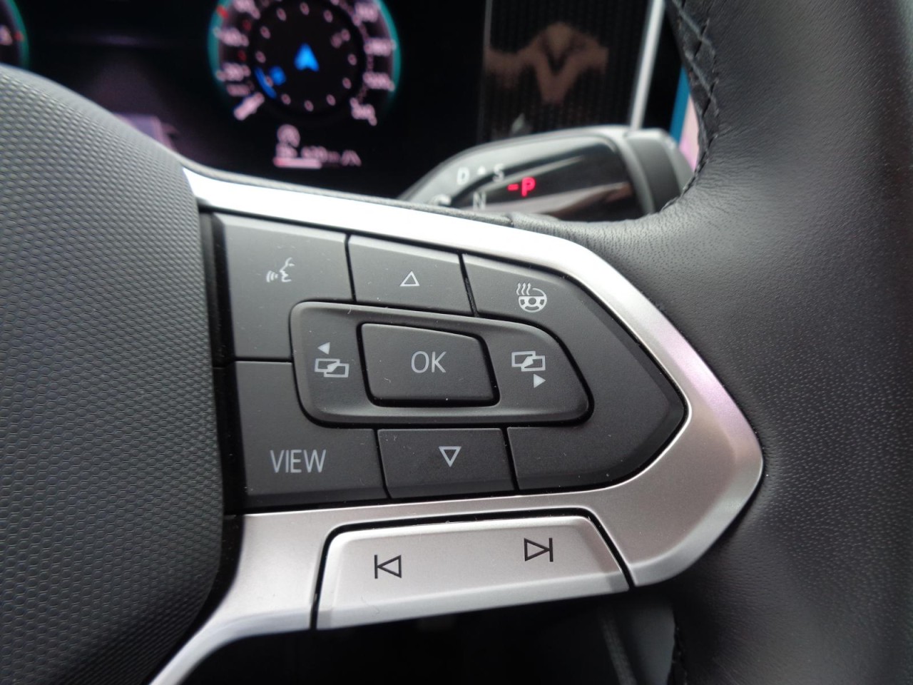 Tiguan 2,0 TDI DSG Life (Navi+LED+AHK+RearView)