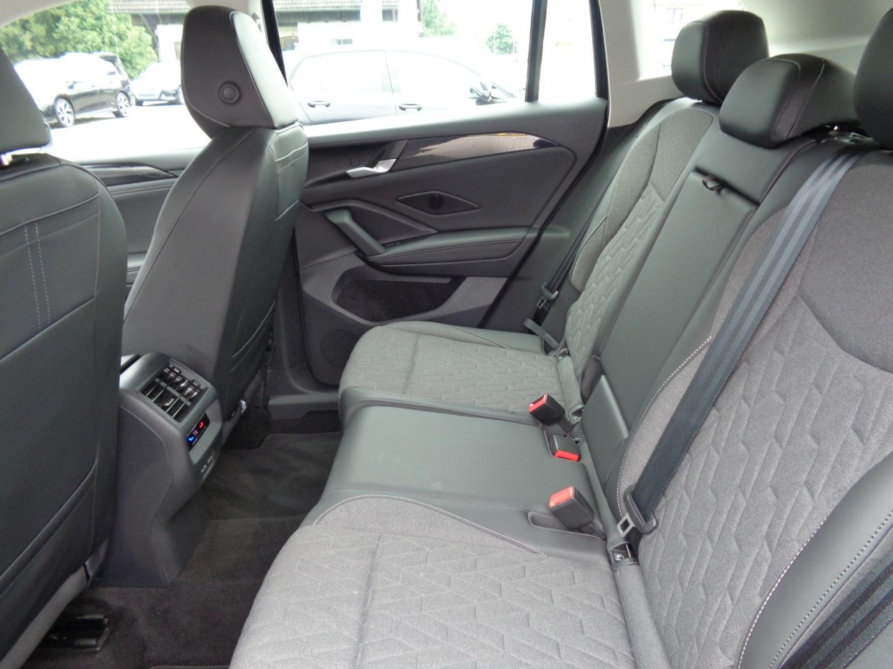 Tiguan 2,0 TDI DSG Life (Navi+LED+AHK+RearView)