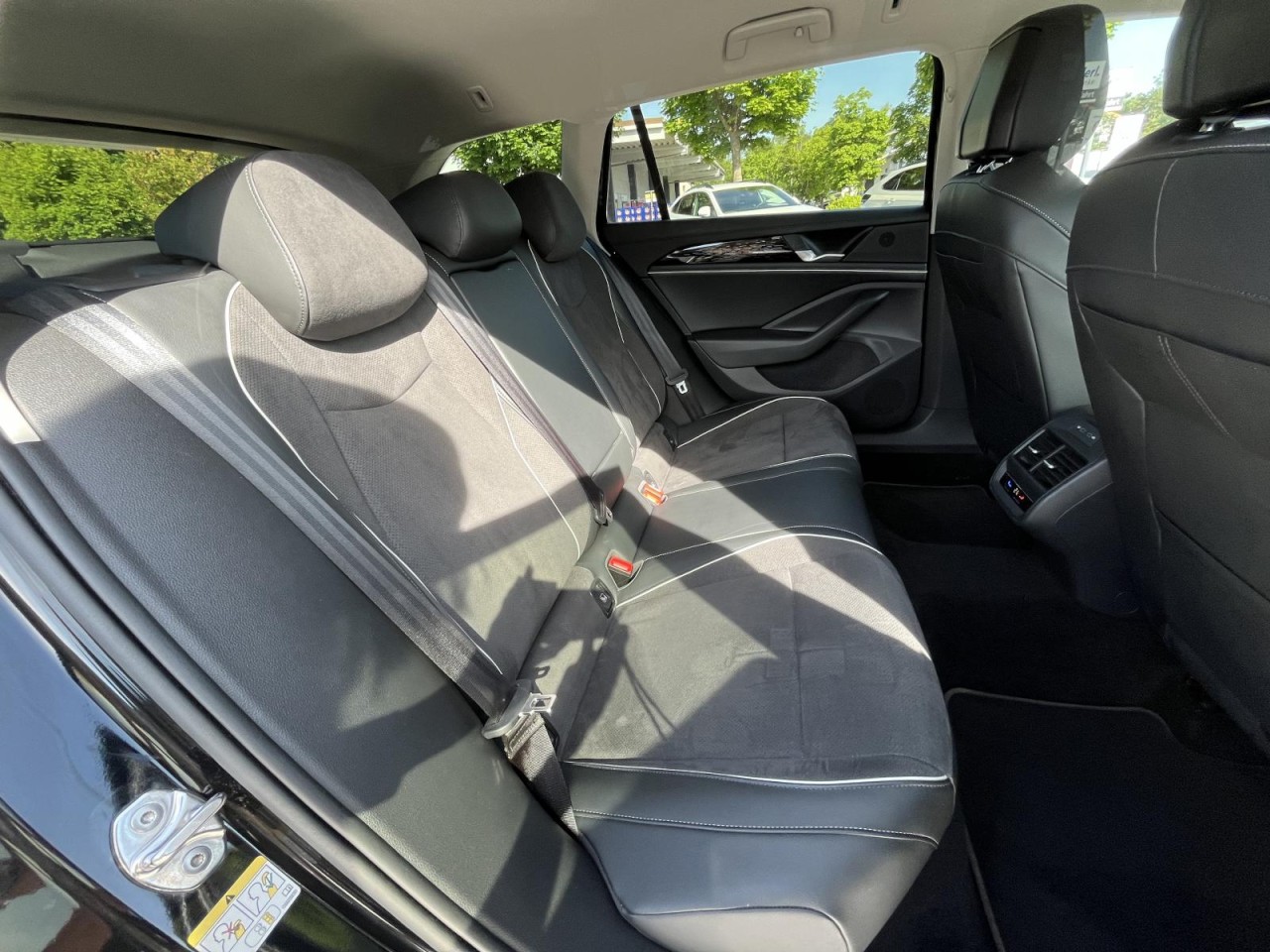 Passat Variant 2.0 TDI Business DSG (LED+NAVI+AHK+ACC+APP+HeadUp)