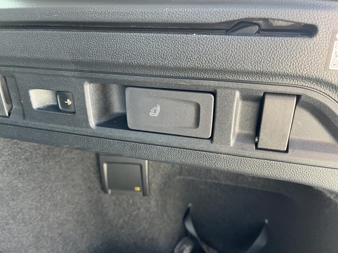 Passat Variant 2.0 TDI Business DSG (LED+NAVI+AHK+ACC+APP+HeadUp)