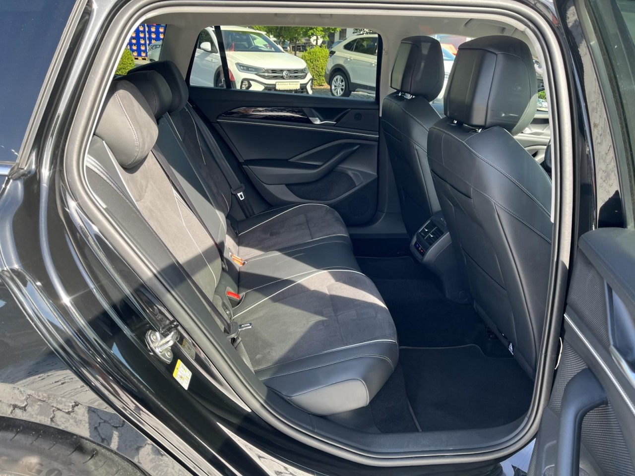 Passat Variant 2.0 TDI Business DSG (LED+NAVI+AHK+ACC+APP+HeadUp)