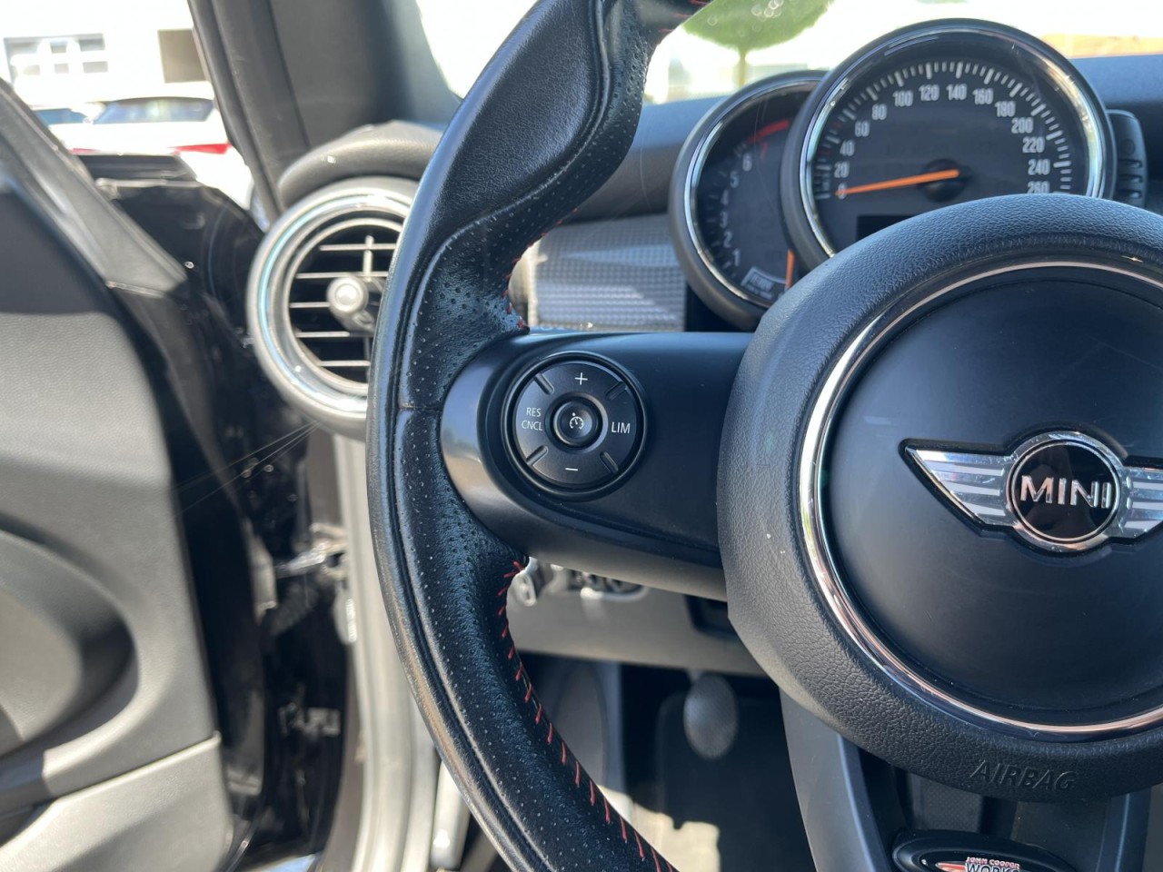 Cooper Cabrio Pepper 1,5 (CarbonBlack+Navi+Sitzh.+PDC+ACC)