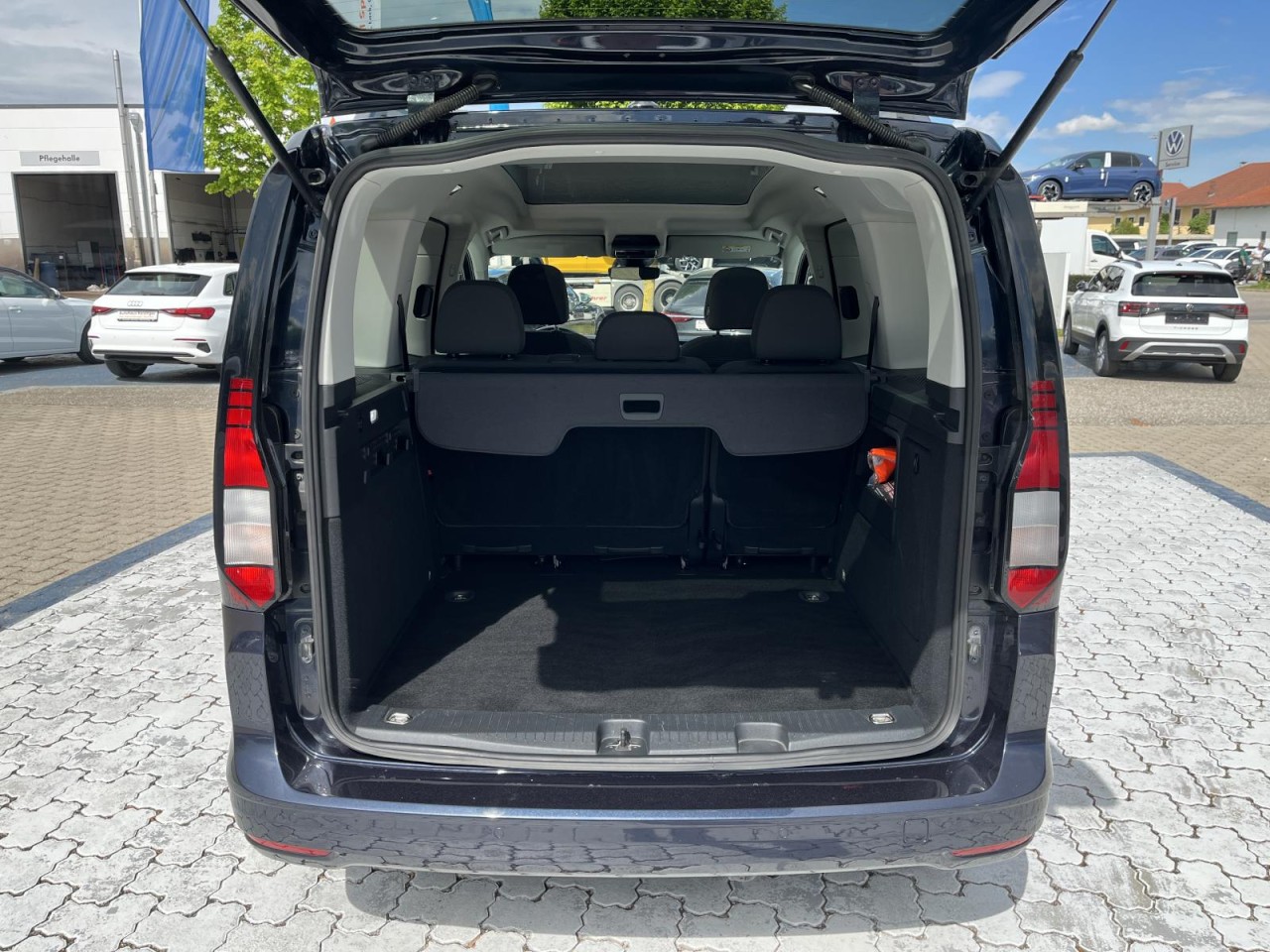Caddy 2.0 TDI Life (NAVI+AHK+RearView+Panorama)