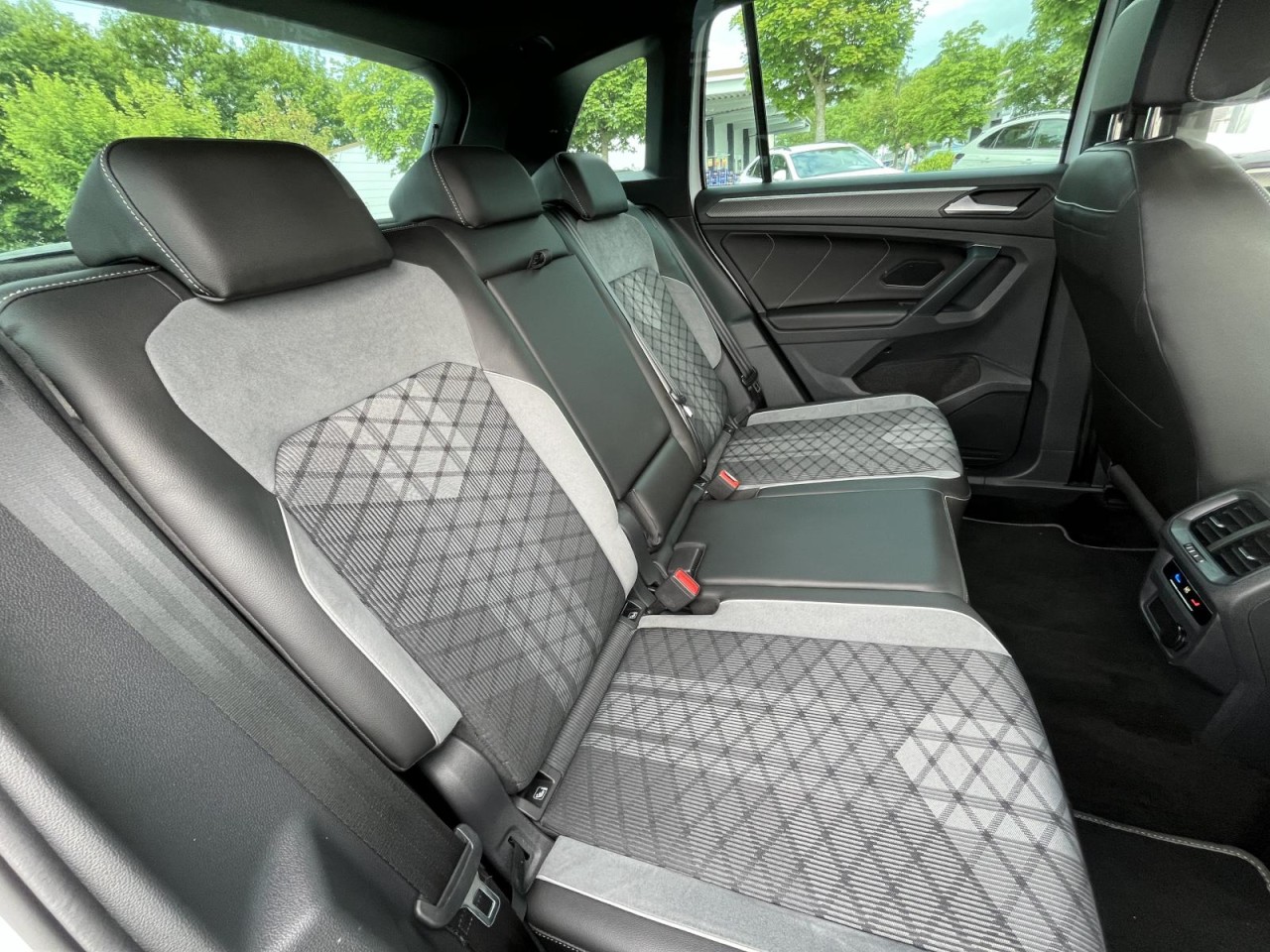 Tiguan 2,0 TSI DSG 4Motion R-Line (AHK+Navi+Rear-Cam)