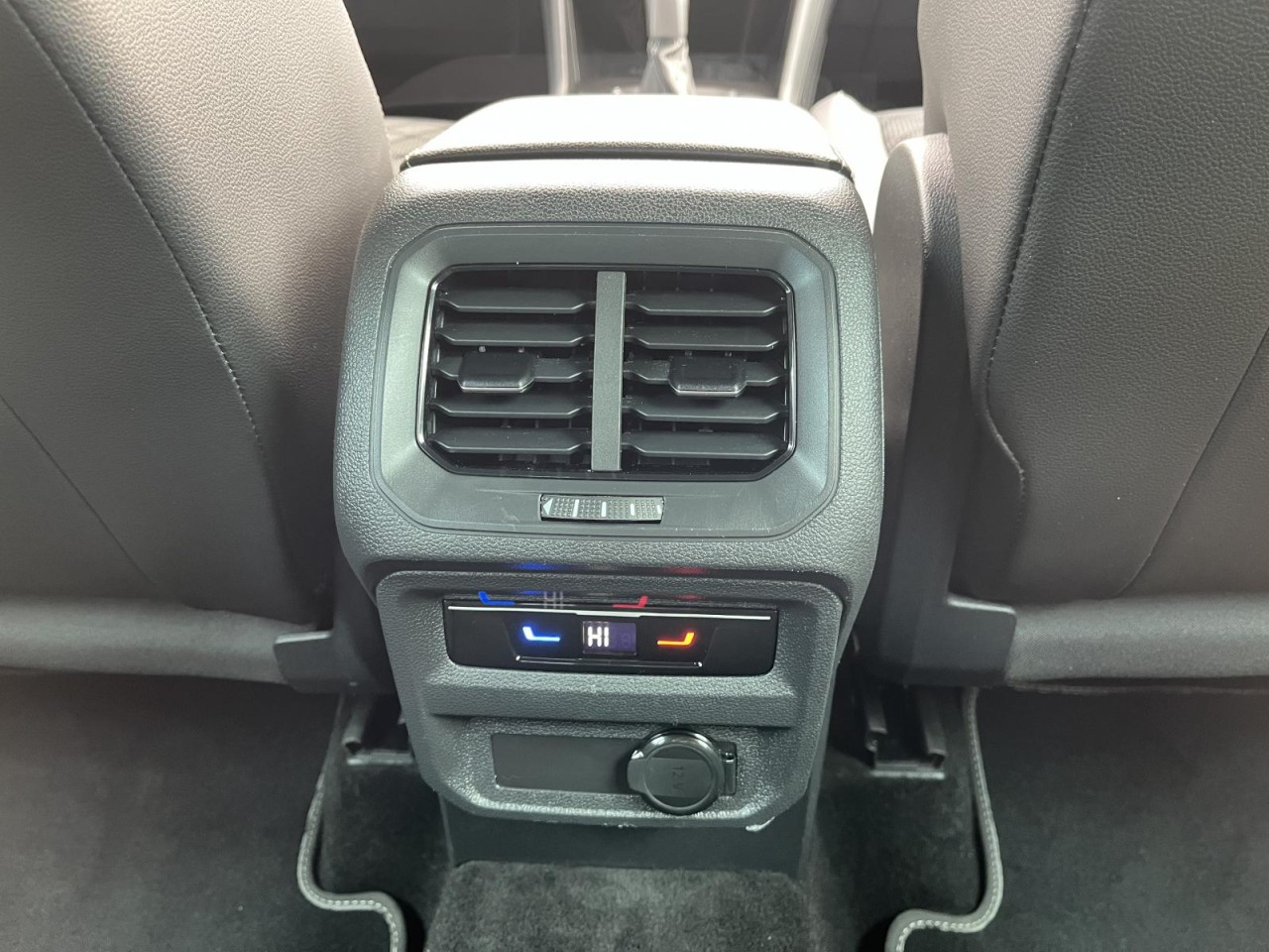 Tiguan 2,0 TSI DSG 4Motion R-Line (AHK+Navi+Rear-Cam)