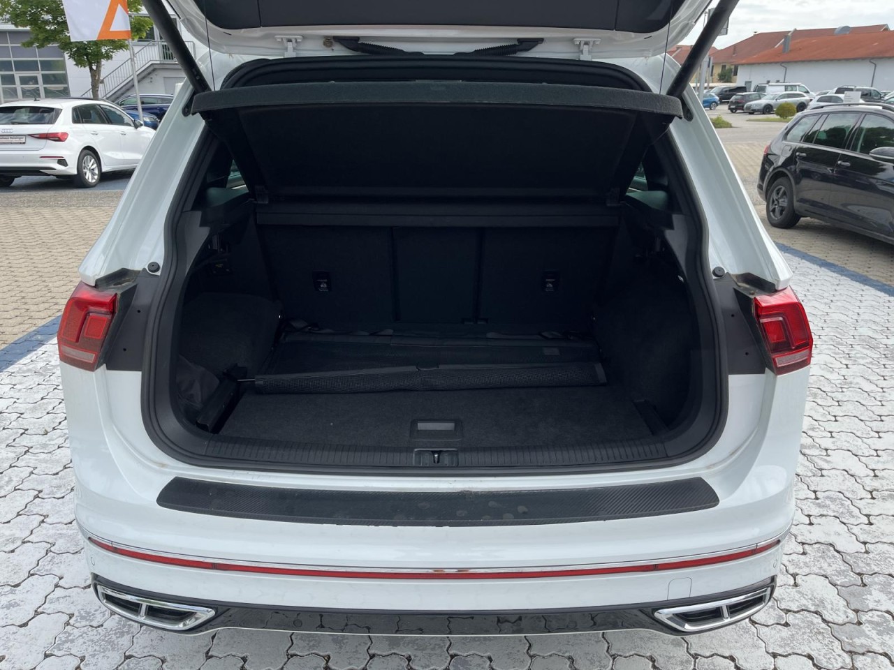 Tiguan 2,0 TSI DSG 4Motion R-Line (AHK+Navi+Rear-Cam)
