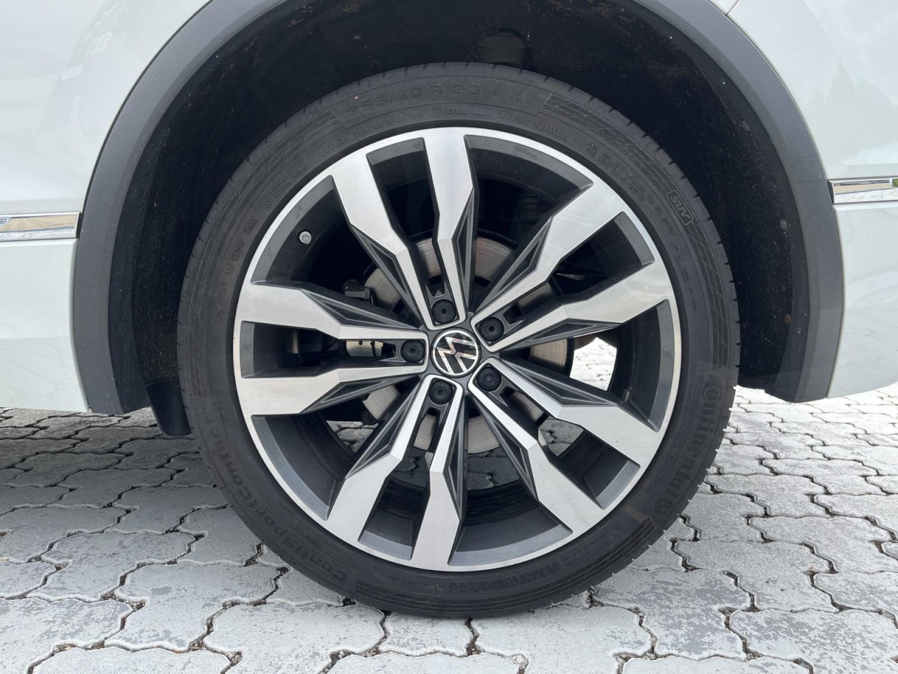 Tiguan 2,0 TSI DSG 4Motion R-Line (AHK+Navi+Rear-Cam)
