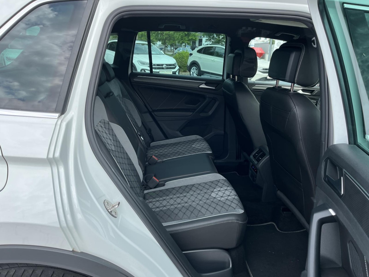 Tiguan 2,0 TSI DSG 4Motion R-Line (AHK+Navi+Rear-Cam)