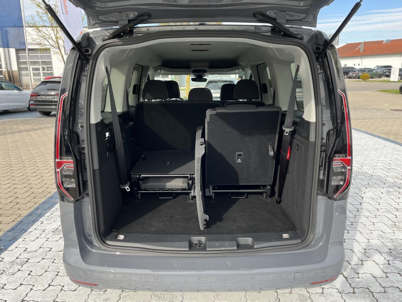Caddy Maxi Life 1.5 TSI EDITION (LED+NAVI+RearView)