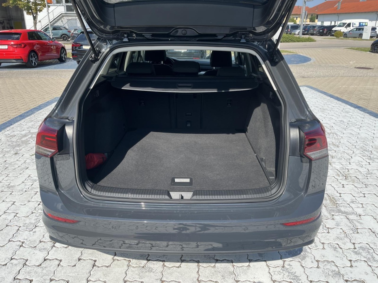 Golf VIII Variant 2,0 TDI DSG Life (LED+RearView)