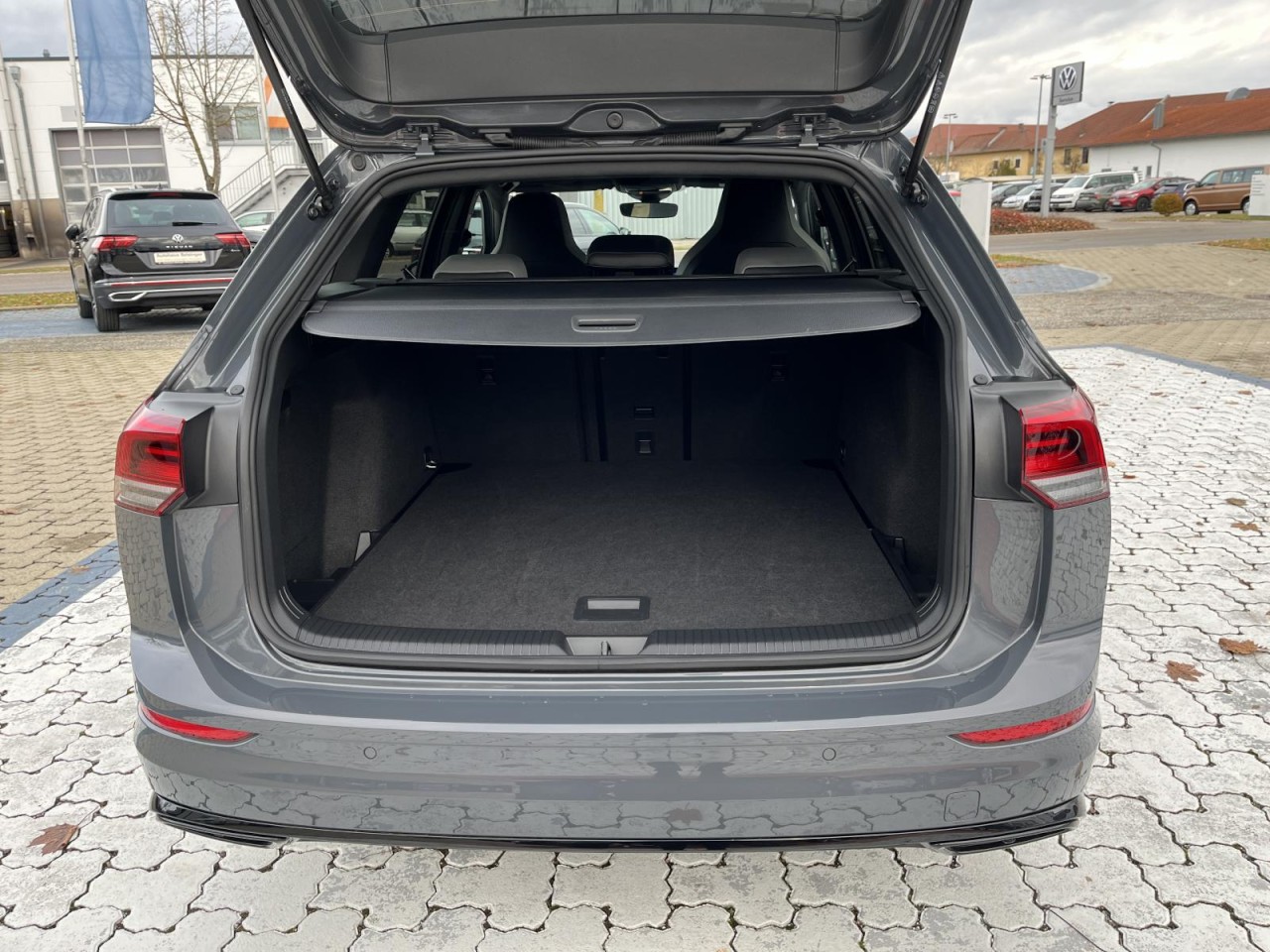 Golf VIII Variant 1,5 eTSI R-Line DSG (LED+Navi+ACC)