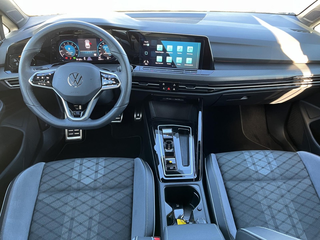 Golf VIII Variant 1,5 eTSI R-Line DSG (AHK+Navi+RearView)