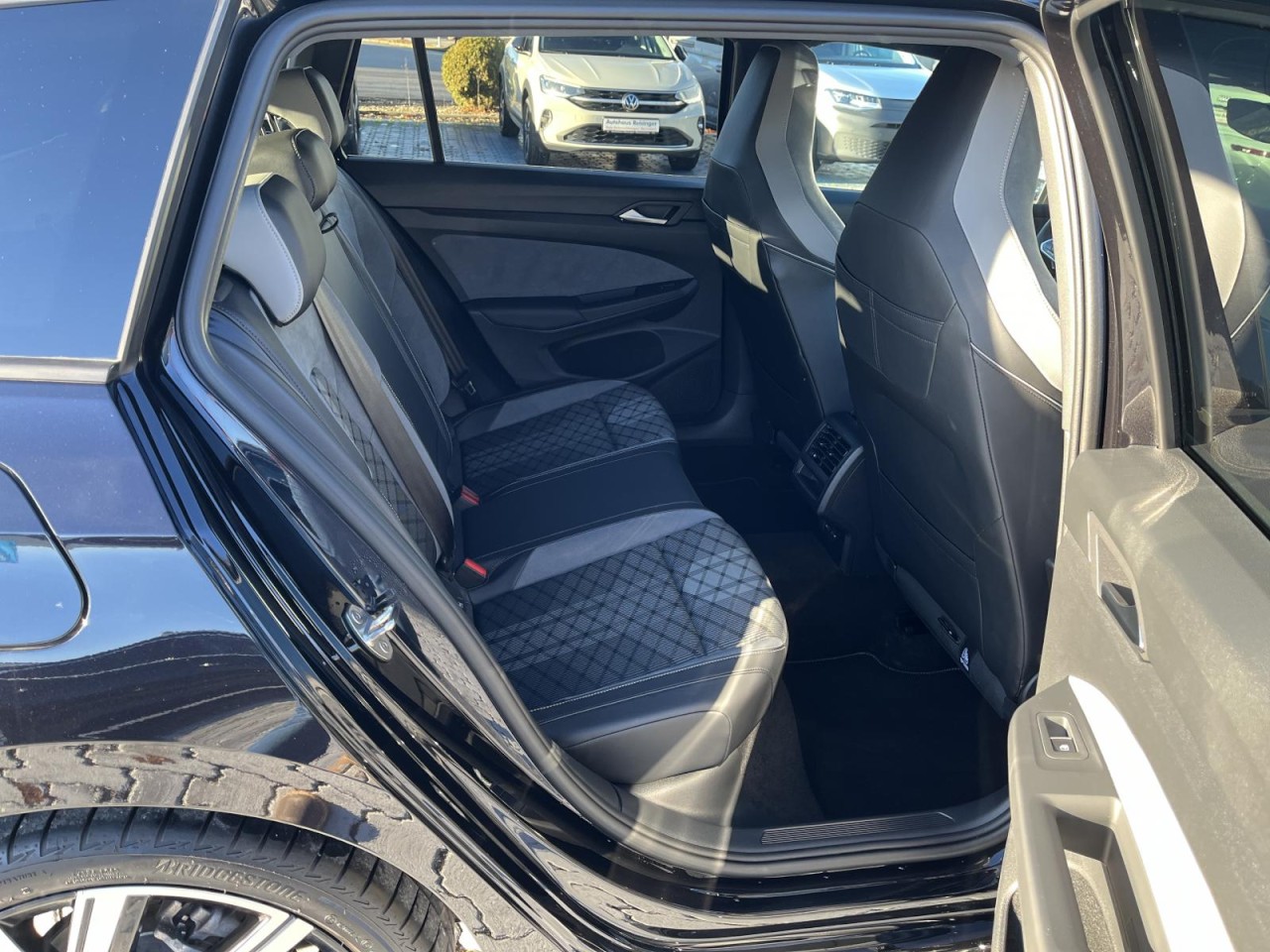 Golf VIII Variant 1,5 eTSI R-Line DSG (AHK+Navi+RearView)