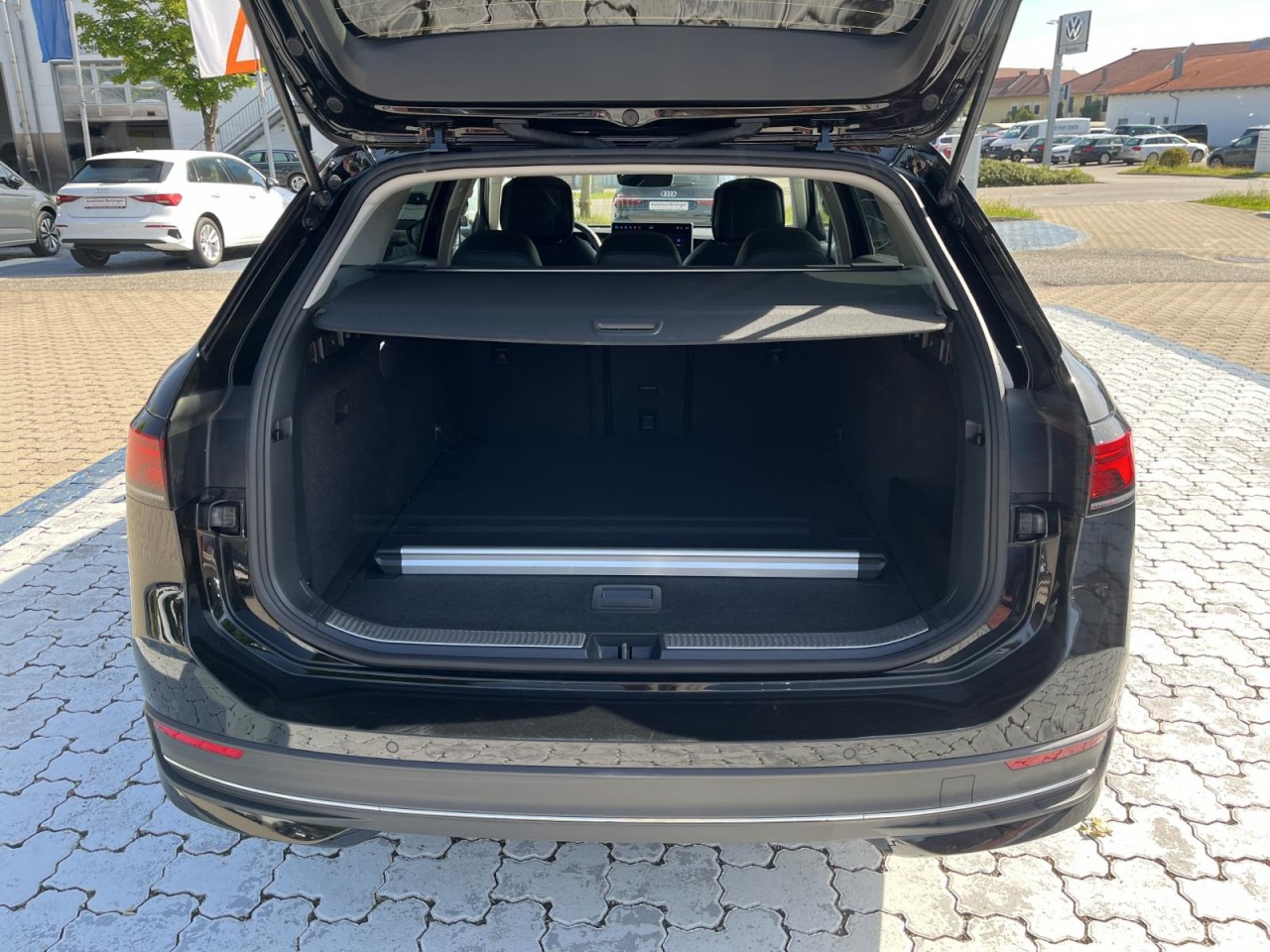 Passat Variant 2.0 TDI Business DSG (LED+NAVI+AHK+APP+ACC+RearView+HeadUp)