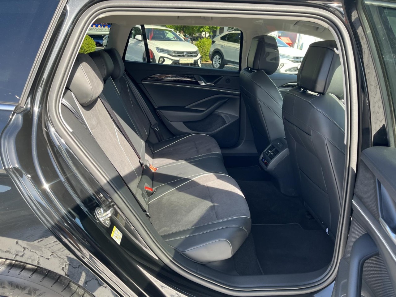 Passat Variant 2.0 TDI Business DSG (LED+NAVI+AHK+APP+ACC+RearView+HeadUp)