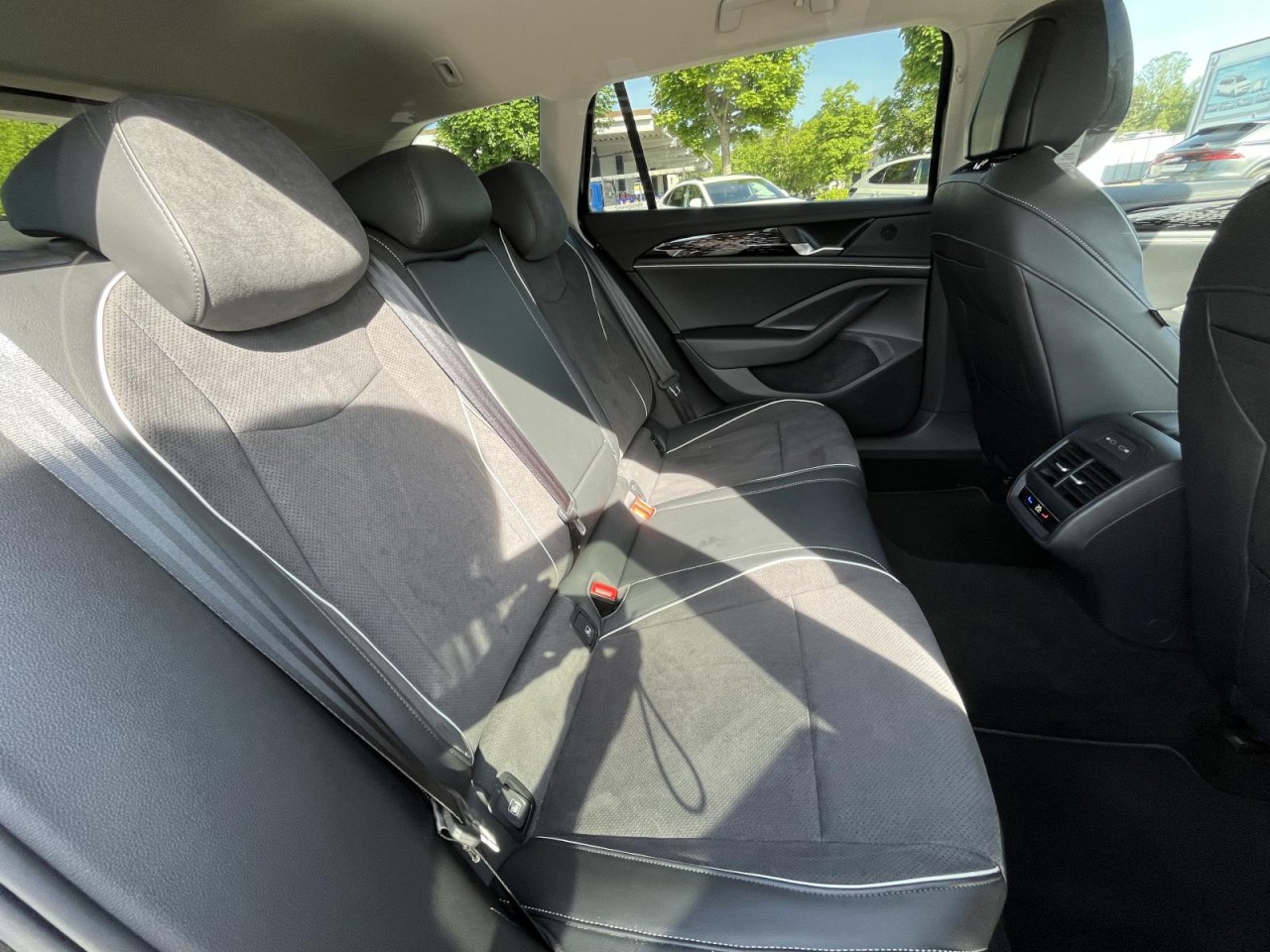Passat Variant 2.0 TDI Business DSG (LED+NAVI+AHK+APP+ACC+RearView+HeadUp)