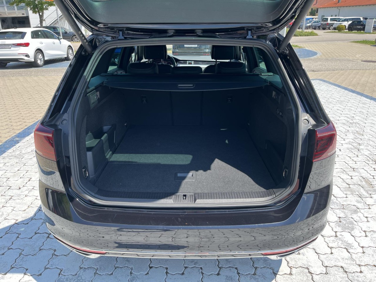 Passat Variant 2.0 TDI DSG R-Line (MatrixLED+AHK+Standh.+R-Kamera)