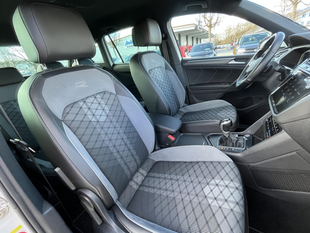 Tiguan 2.0 TDI R-Line DSG (MatrixLED+NAVI+AHK+AreaView+ACC)