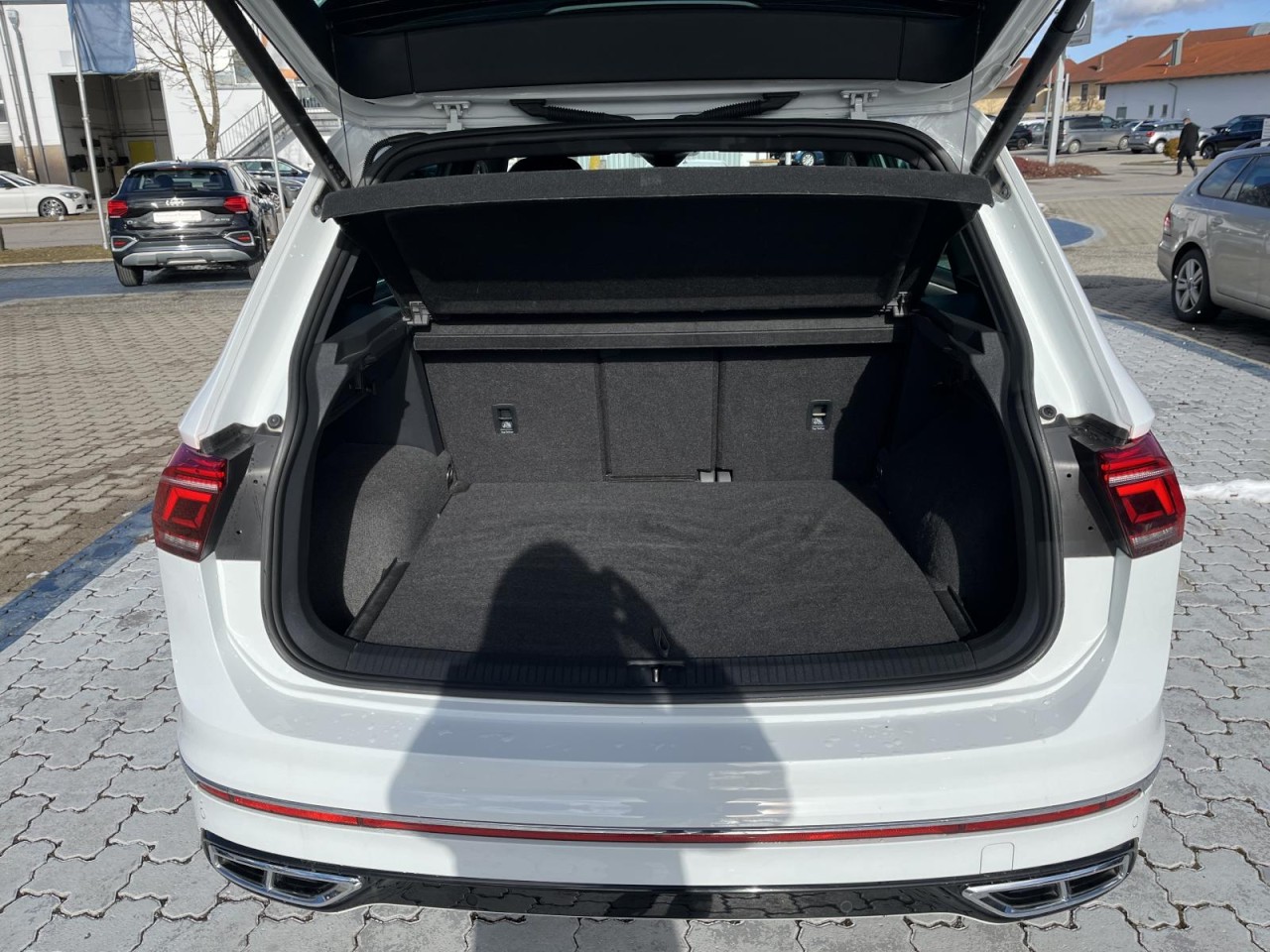 Tiguan 2.0 TDI R-Line DSG (MatrixLED+NAVI+AHK+AreaView+ACC)