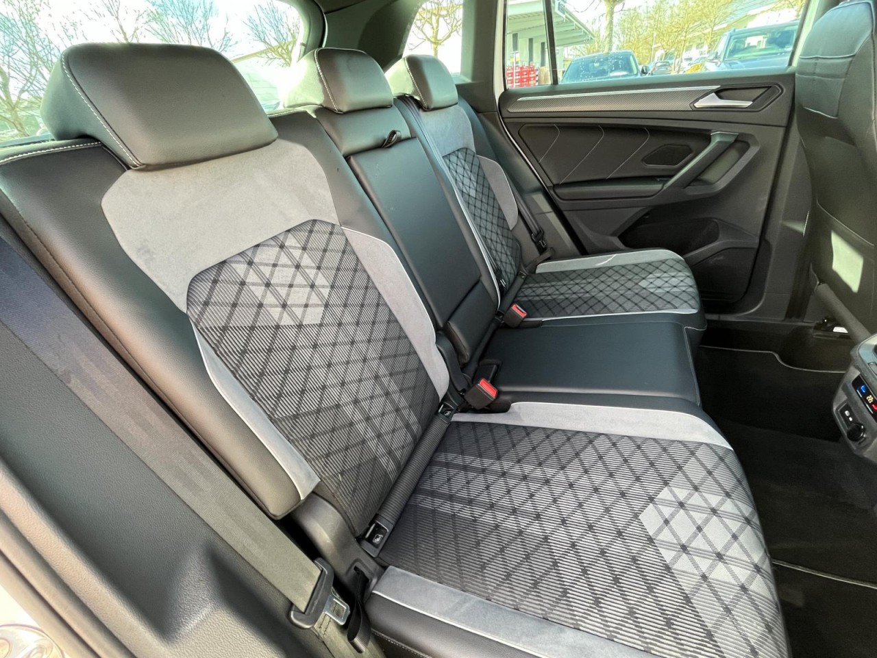 Tiguan 2.0 TDI R-Line DSG (MatrixLED+NAVI+AHK+AreaView+ACC)