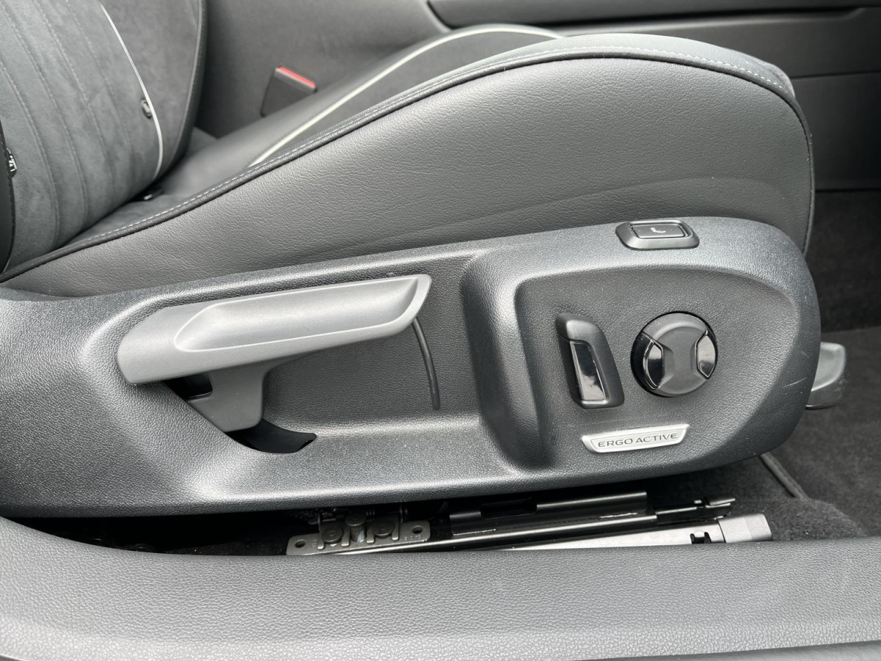 Passat Variant 2.0 TDI Elegance DSG (MatrixLED+NAVI+HeadUp+AHK+RearView+APP)