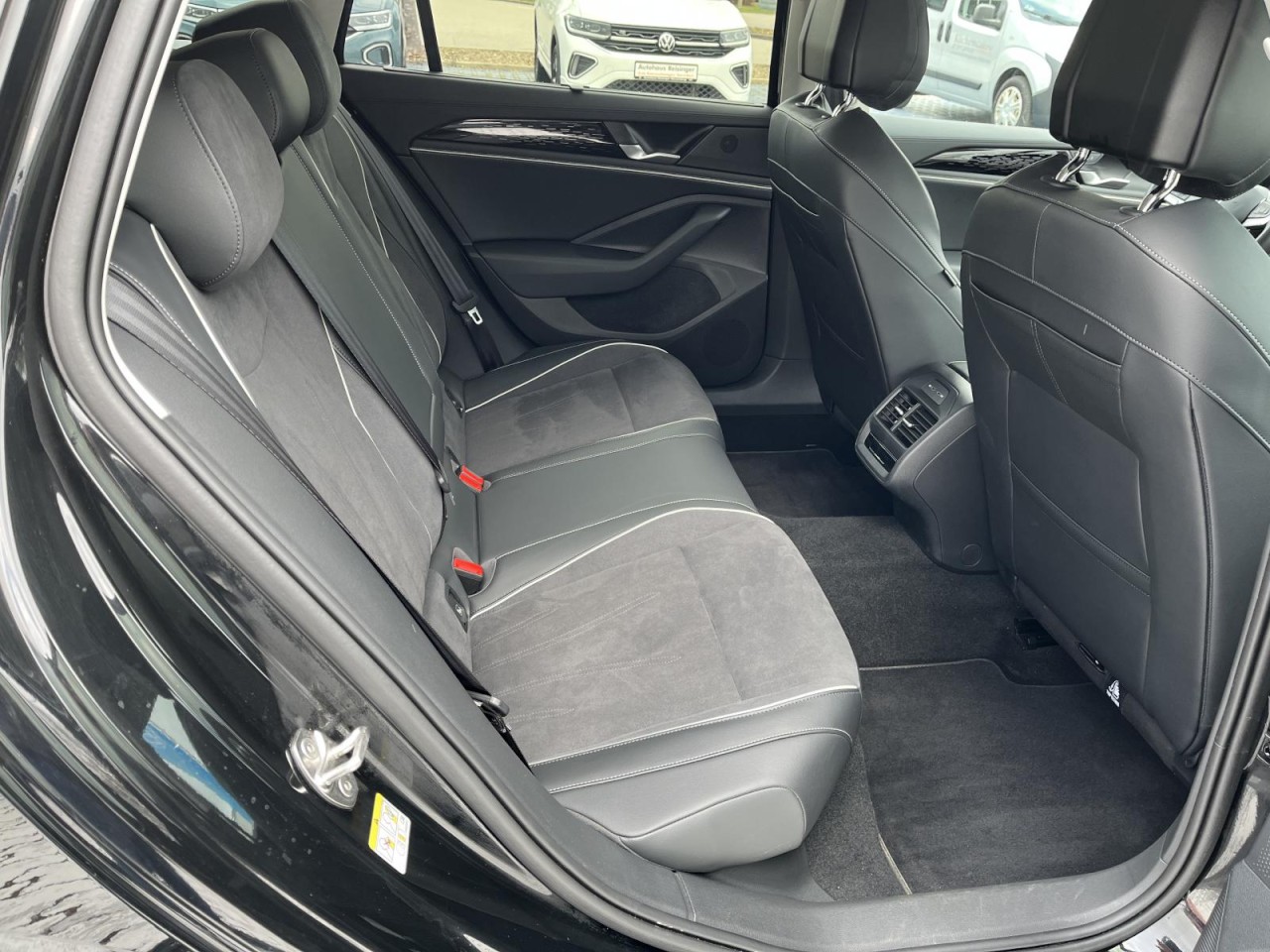 Passat Variant 2.0 TDI Elegance DSG (MatrixLED+NAVI+HeadUp+AHK+RearView+APP)