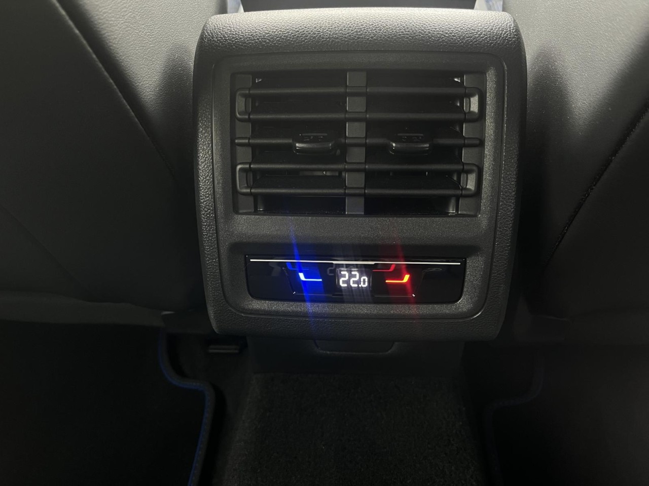 Golf VIII R 2,0 TSI 4Motion DSG (IQ L,RearView,DCC,Head up)