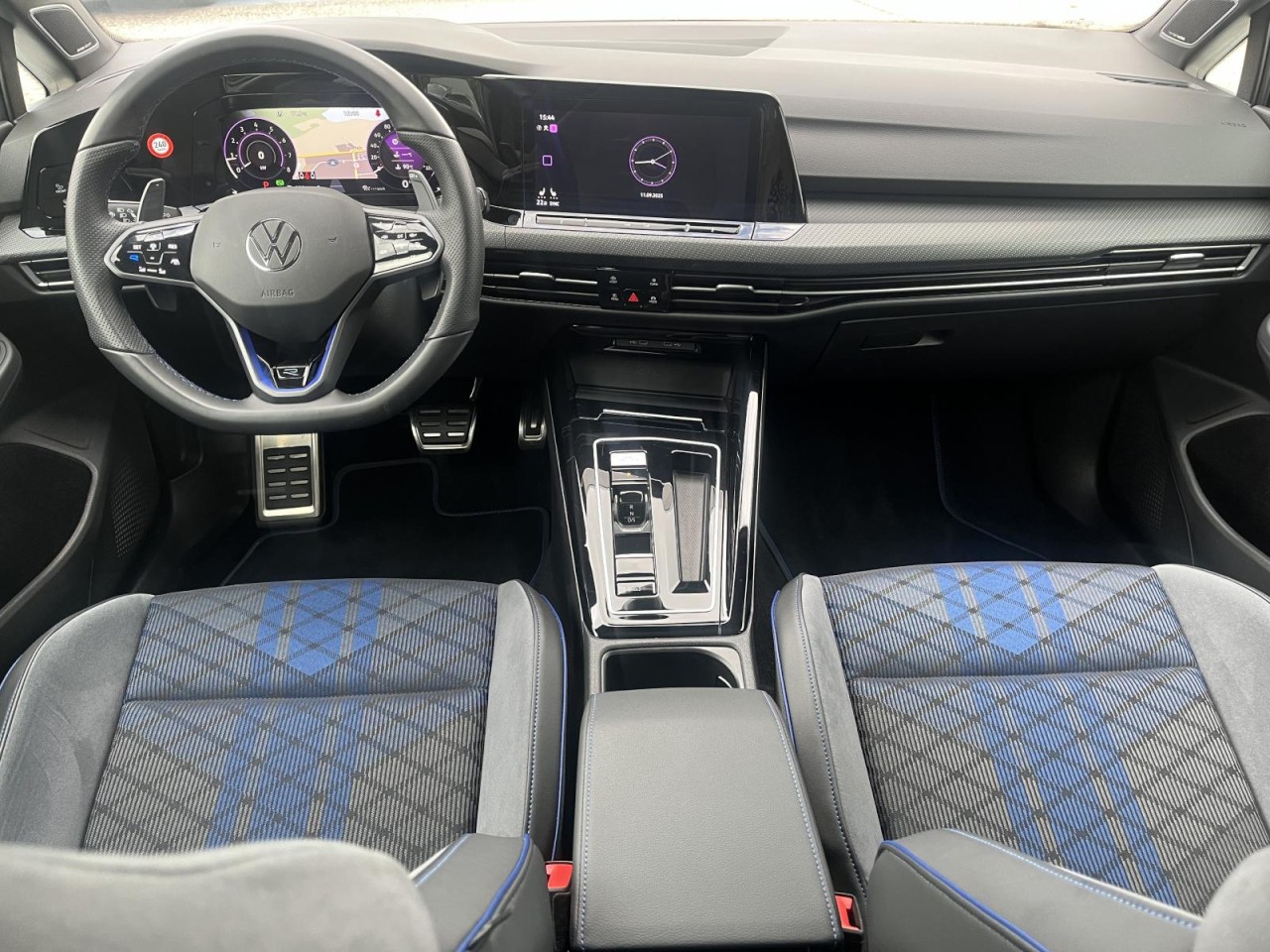 Golf VIII R 2,0 TSI 4Motion DSG (IQ L,RearView,DCC,Head up)