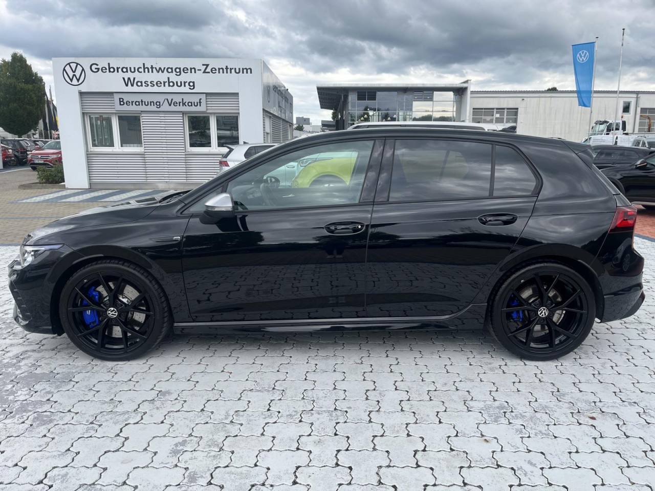 Golf VIII R 2,0 TSI 4Motion DSG (IQ L,RearView,DCC,Head up)