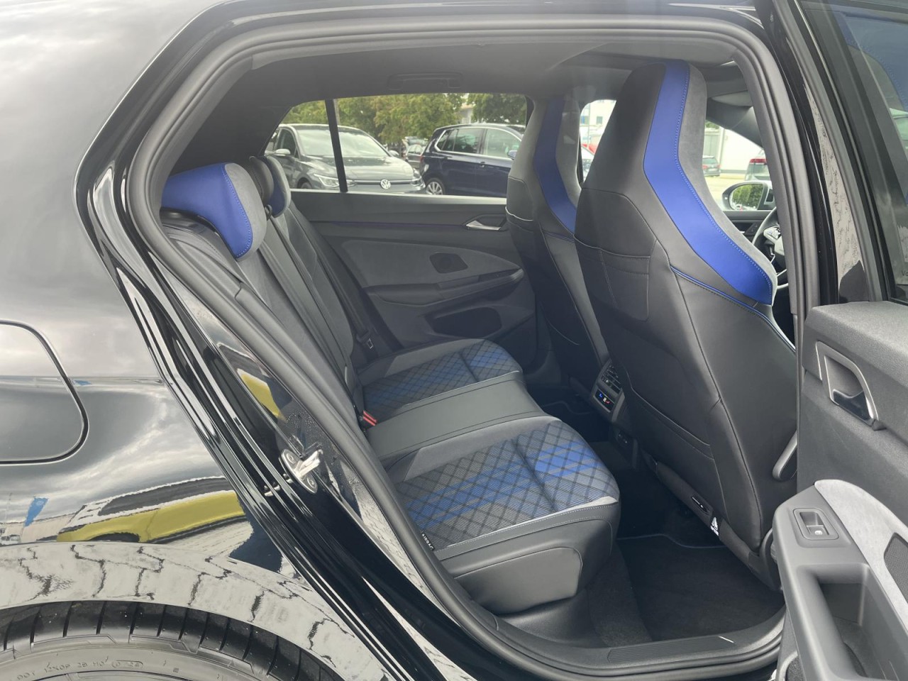 Golf VIII R 2,0 TSI 4Motion DSG (IQ L,RearView,DCC,Head up)