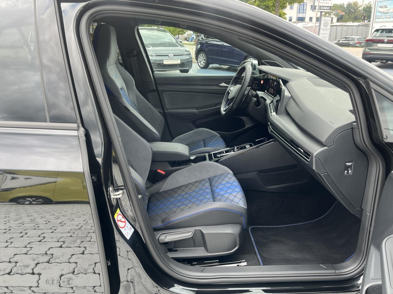 Golf VIII R 2,0 TSI 4Motion DSG (IQ L,RearView,DCC,Head up)