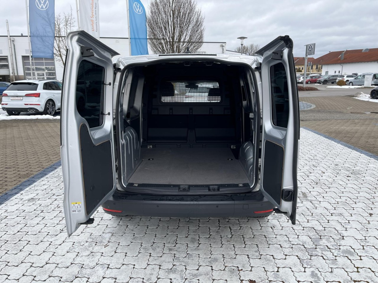 Caddy Cargo 2.0 TDI DSG ( LED+NAV+RearView+Standh.)