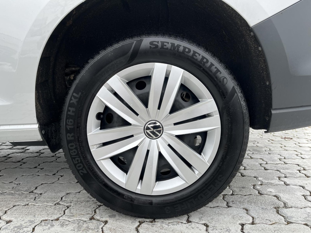 Caddy Cargo 2.0 TDI DSG ( LED+NAV+RearView+Standh.)