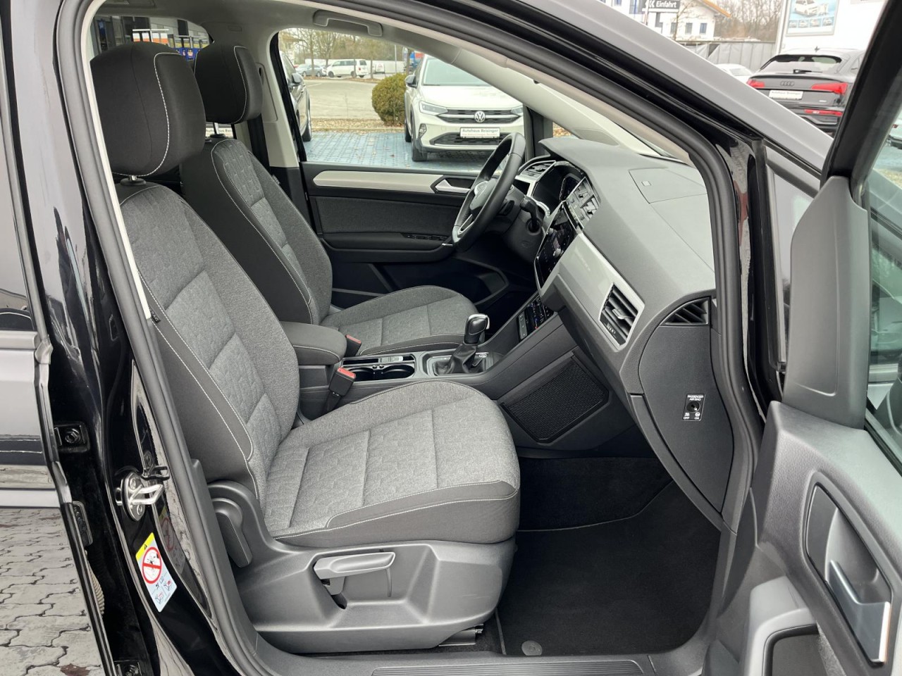 Touran 1.5 TSI R-Line DSG (NAVI,AHK,RearView,Panorama)