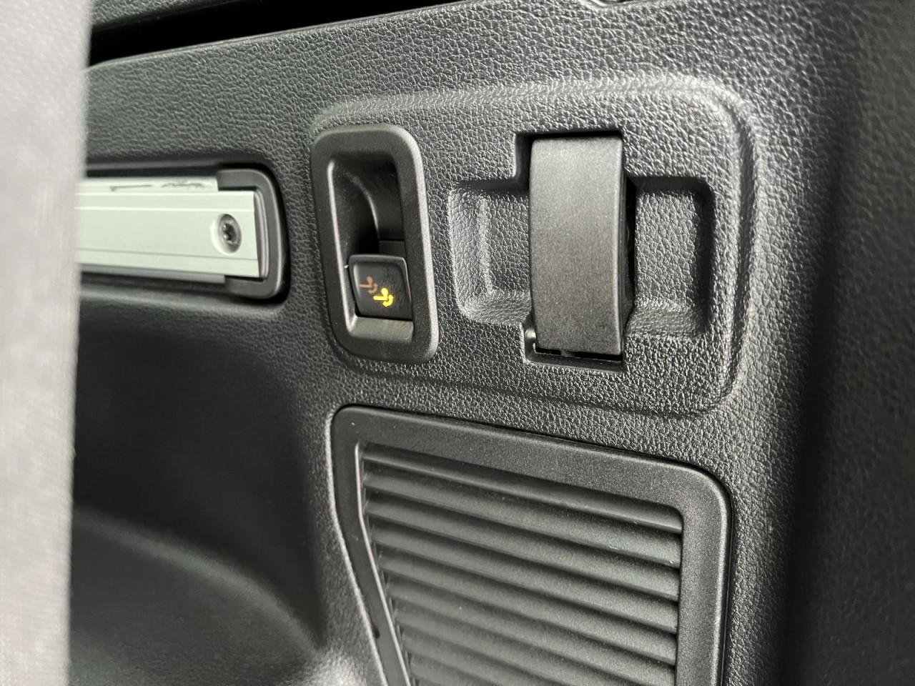 Touran 1.5 TSI R-Line DSG (NAVI,AHK,RearView,Panorama)