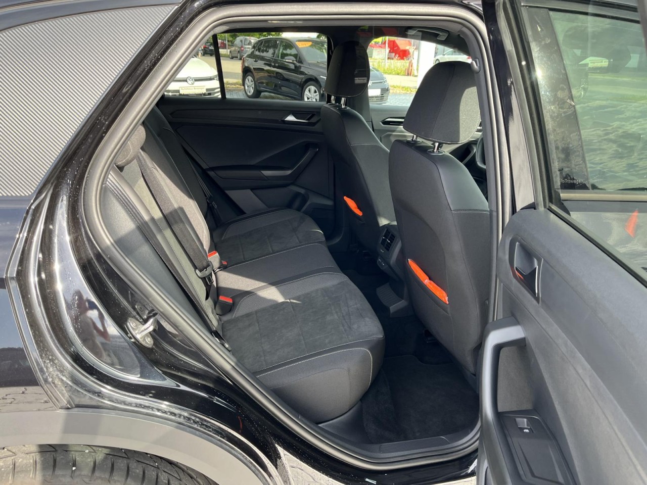 T-Roc Style 1.5 l TSI (BlackStyle,AHK,NAVI,LED,APP)