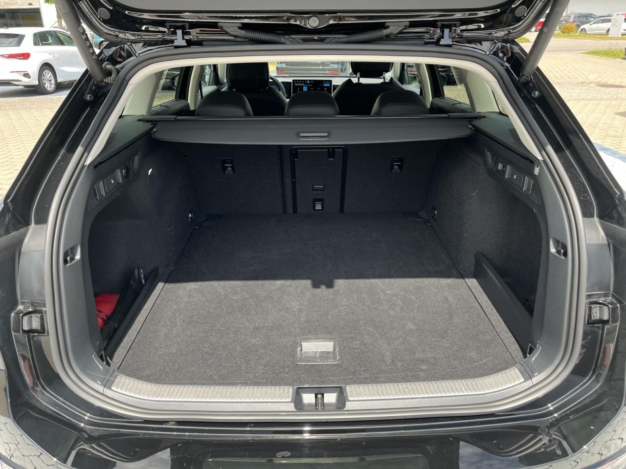 Passat Variant 2.0 TDI Elegance DSG (IQLight+APP+NAVI+RearView+AHK+ACC)