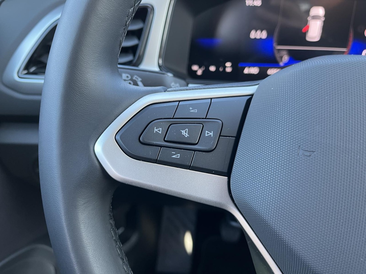 T-Roc 1.0 TSI Life (NAVI+LED+APP+SH+RearView+Lane-FrontAssist)