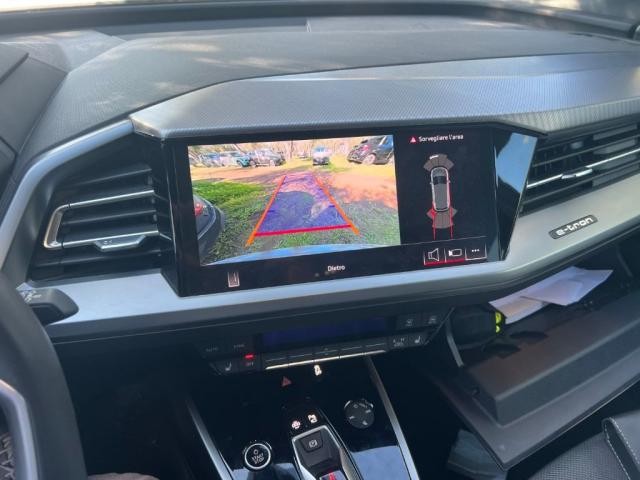 Q4 e-tron 45 210 KW S-line (MatrixLED+Navi+SH+R-Kamera)