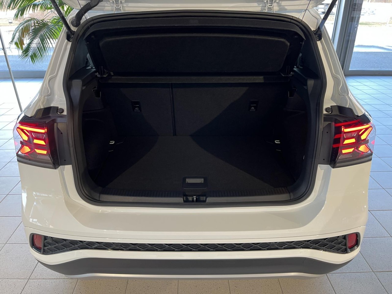 T-Cross 1.5 TSI R-Line DSG (NAVI+LED+APP+SH+RearView+IQDrive+ACC)