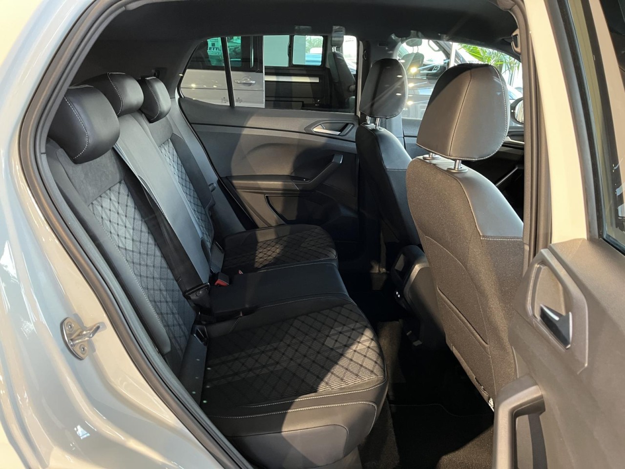 T-Cross 1.5 TSI R-Line DSG (NAVI+LED+APP+SH+RearView+IQDrive+ACC)