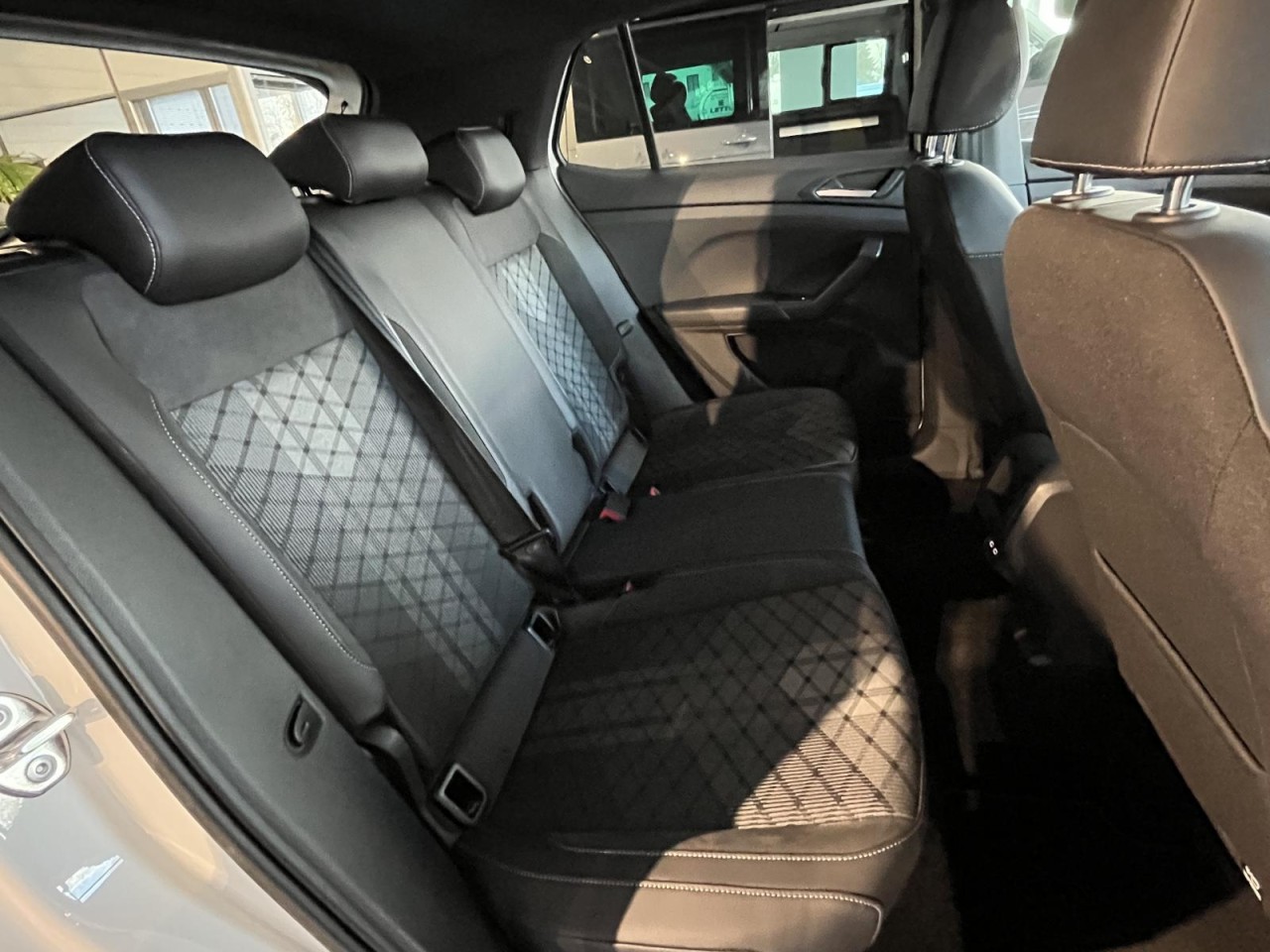 T-Cross 1.5 TSI R-Line DSG (NAVI+LED+APP+SH+RearView+IQDrive+ACC)