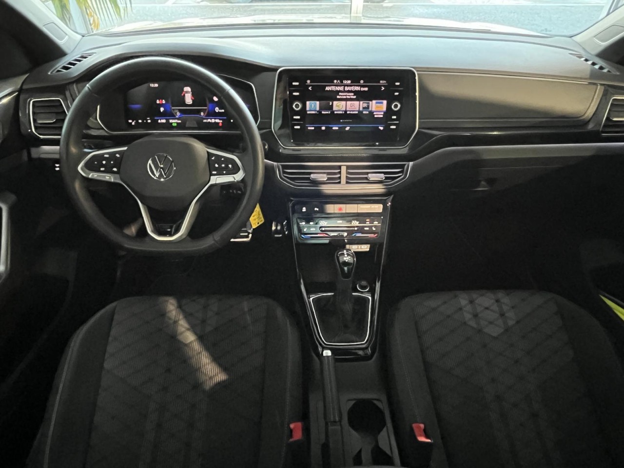 T-Cross 1.5 TSI R-Line DSG (NAVI+LED+APP+SH+RearView+IQDrive+ACC)