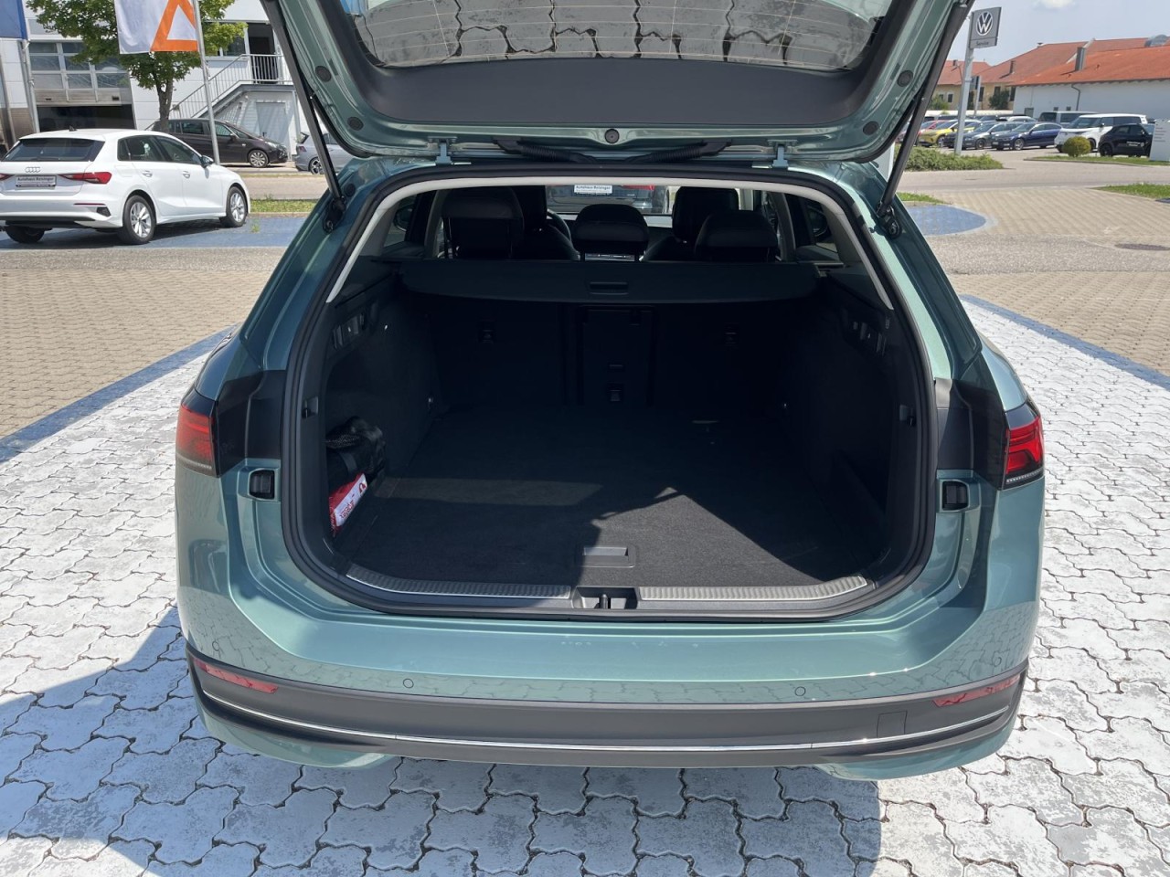 Passat Variant 1.5 eTSI Business DSG (LED+NAVI+APP+AHK+ACC+RearView)