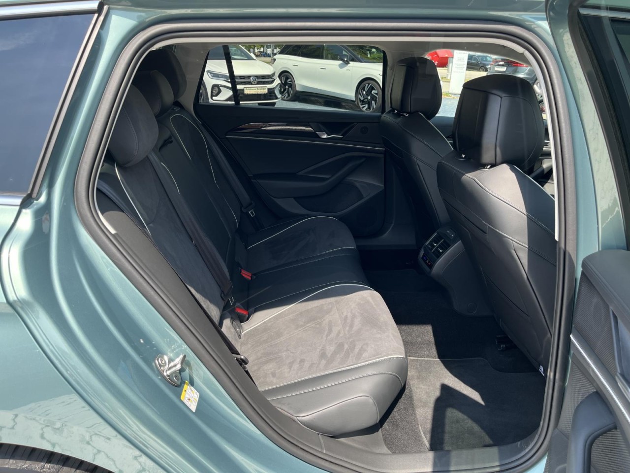 Passat Variant 1.5 eTSI Business DSG (LED+NAVI+APP+AHK+ACC+RearView)